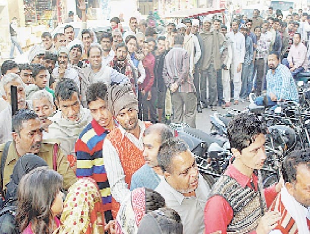 bankon ke bahar kam nahin hui bheed