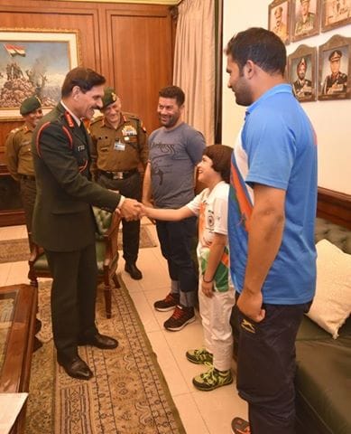 kashmiri girl won gold madel in boxing honored by army chief 