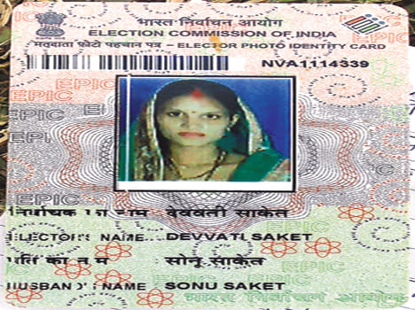 The mother had died jumping ahead of the train, the girl survived
