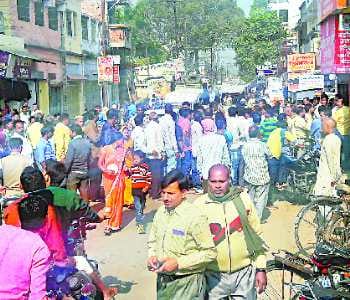 Commotion at bank after the end of cash, road jam