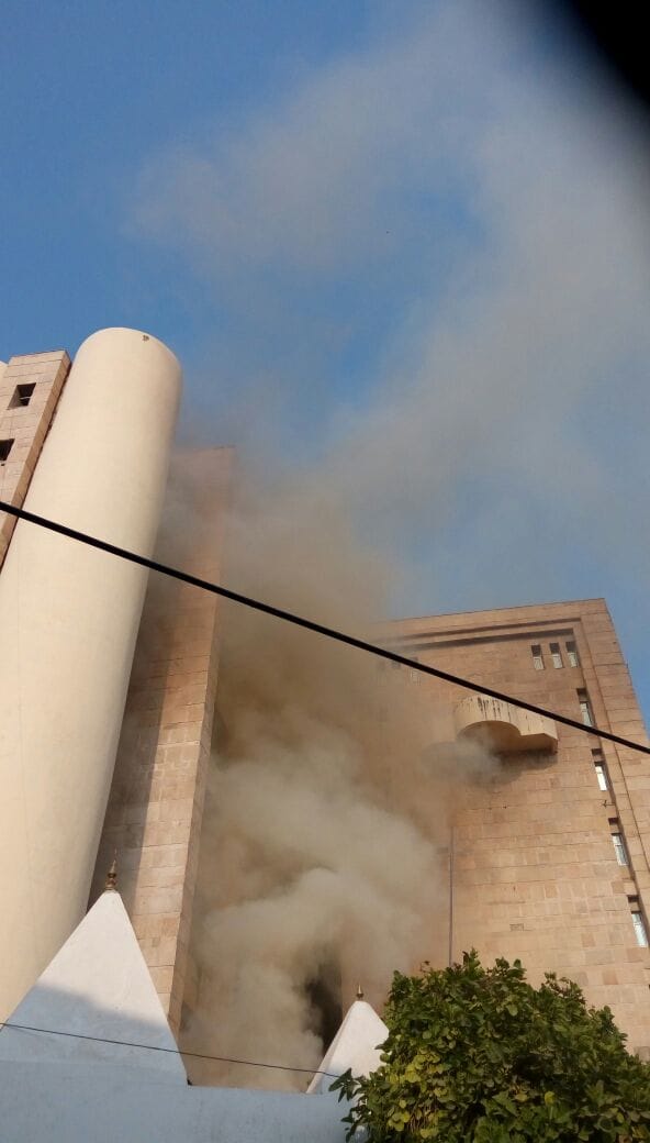 lucknow bapu bhawan caught fire