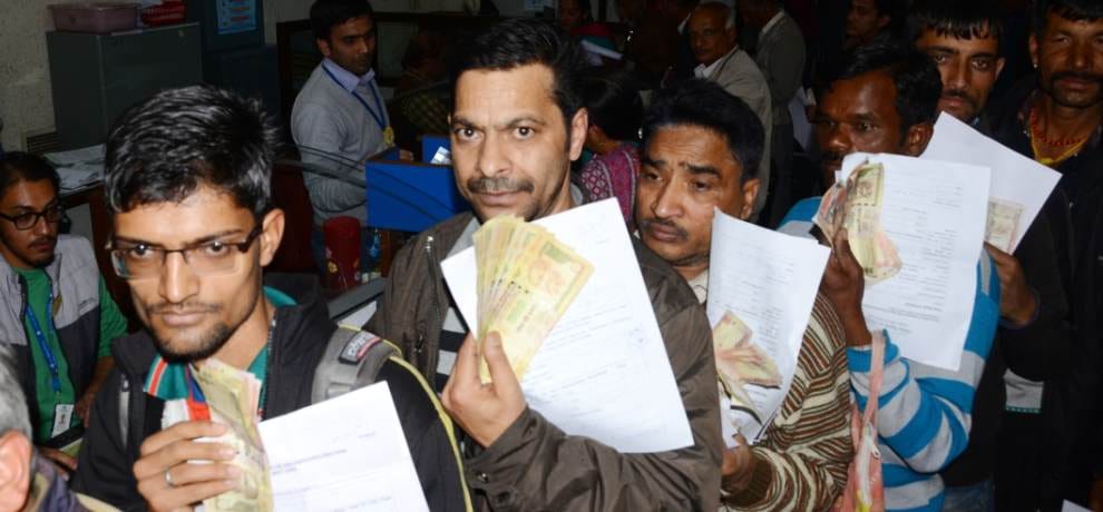 Huge crowd in banks after govt decreased currency exchange limit from 4500 to 2000 rupee