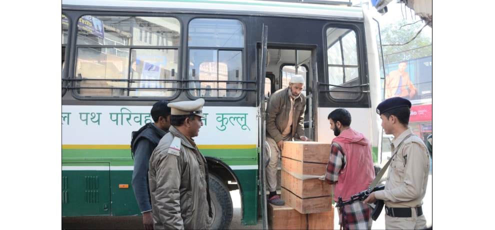 HRTC bus used to carry new currency notes to reach sbi branches in lahaul spiti