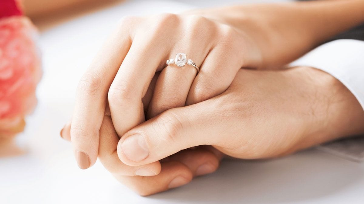 Know why women should not wear wedding ring in her finger