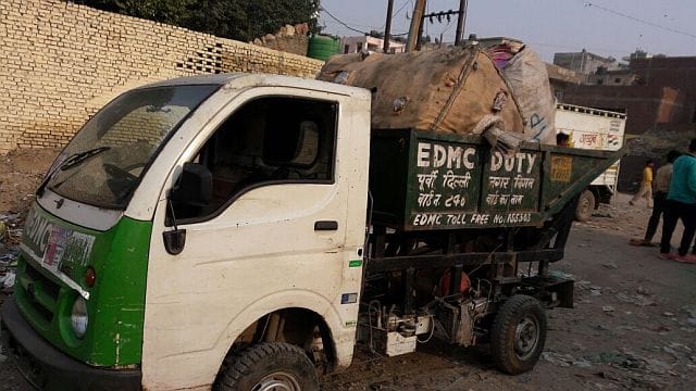 Tempo put garbage holding two Delhi, levied fines