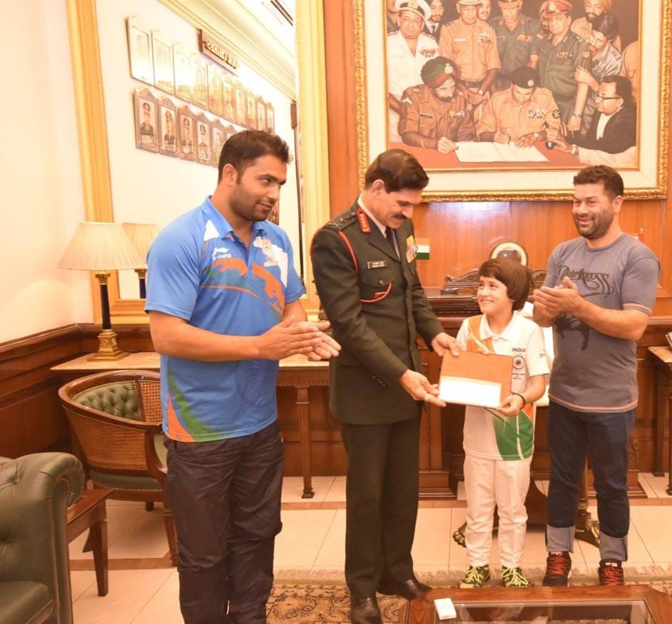 kashmiri girl won gold madel in boxing honored by army chief 