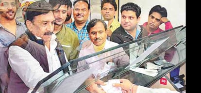 UP minister caught on camera with VIP treatment in bank