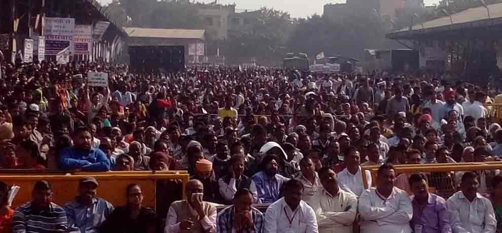 huge mass collect at asia's biggest vegetable market azadpur sabji mandi against demonetization