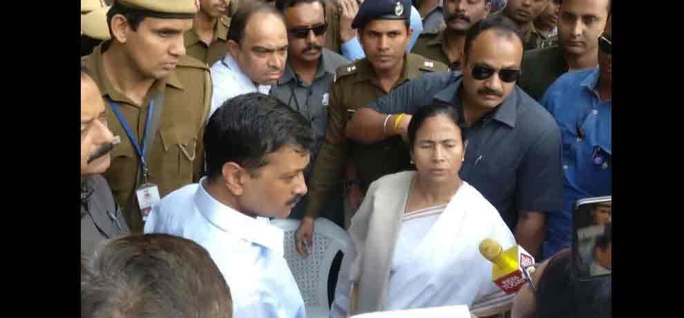 case filed against kejriwal and mamta banarjee in delhi court