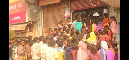 daily labours earning from standing in que before atm and banks