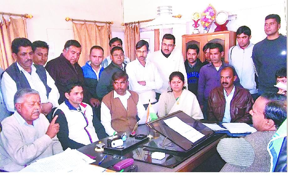 BJP members have besieged the CMO in Champawat