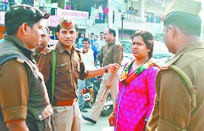 Ekta Nagar 2.10 lakh looted in broad daylight at the crossroads