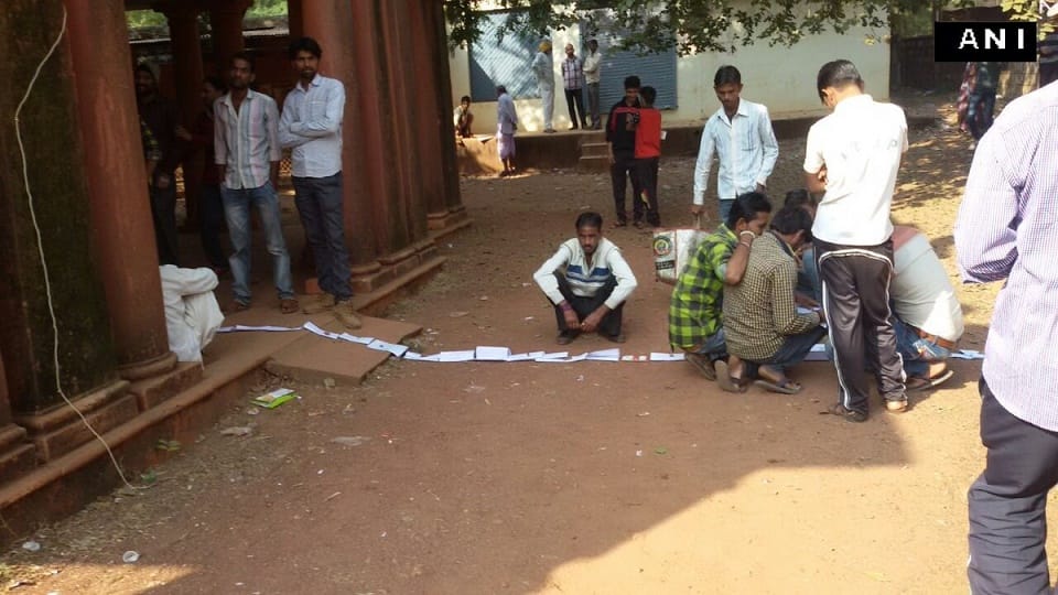 Unique 'passbook queue' seen in Shivpuri