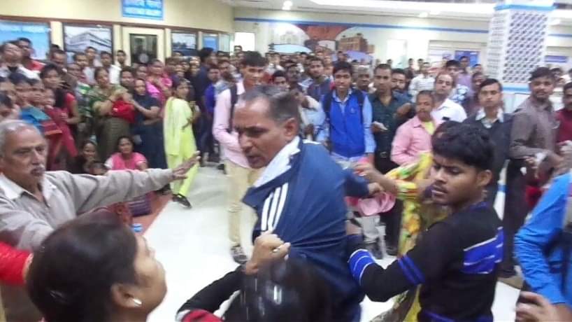 आगरा में कैश पर कैट फाइट 