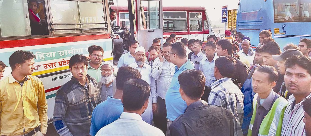 Yamuna Expressway  blocked by bus drivers