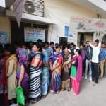 बैंकों के बाहर लगी लंबी लाइन