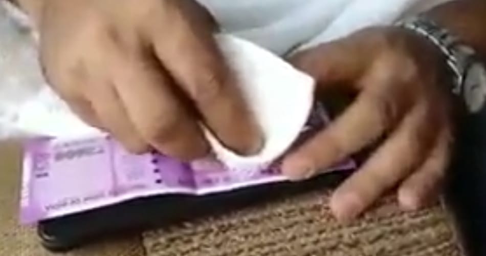 reality test of 2000 rupee note related to color fade, video uploaded by aap on youtube