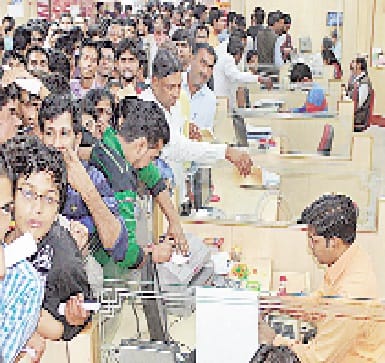 bankon mein cash kam, ktar jyada
