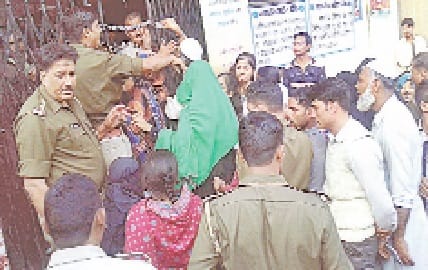 beej aur khad ke liye tarse kisan