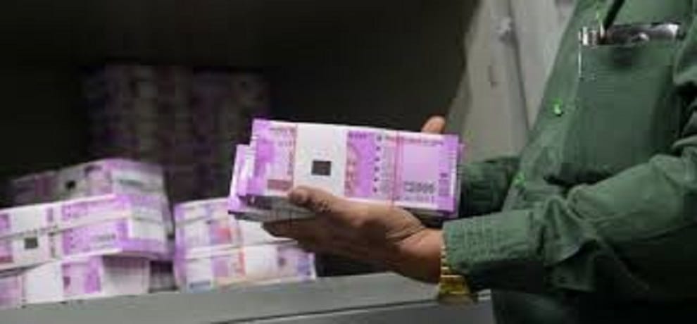 Three arrested for taking a bribe of 2.9 million new notes