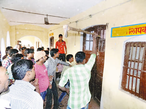 SI and cleaning personnel clerks beaten