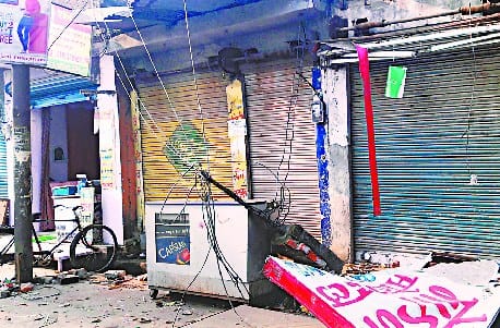 Truck loaded with sugarcane Broken wire