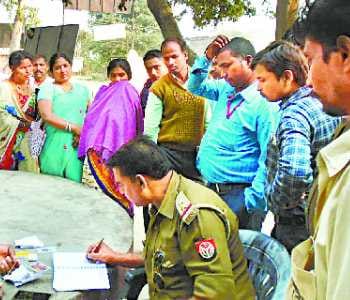 Uncontrollable vehicle crushed the aunt-nephew, death