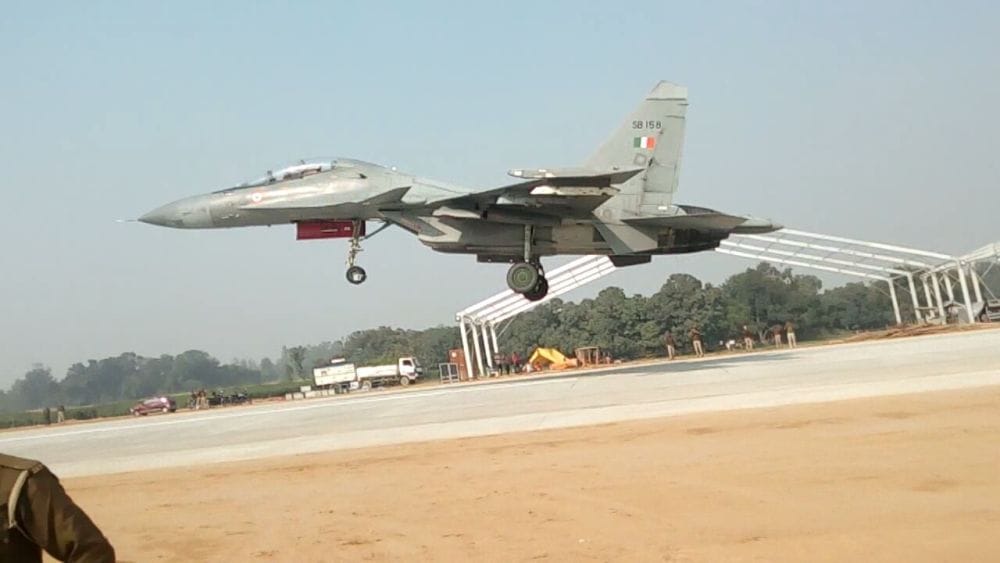 fighter aircraft landed on agra expressway  