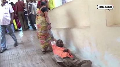 wife had to drag his husband in hospital in Andhra Pradesh 