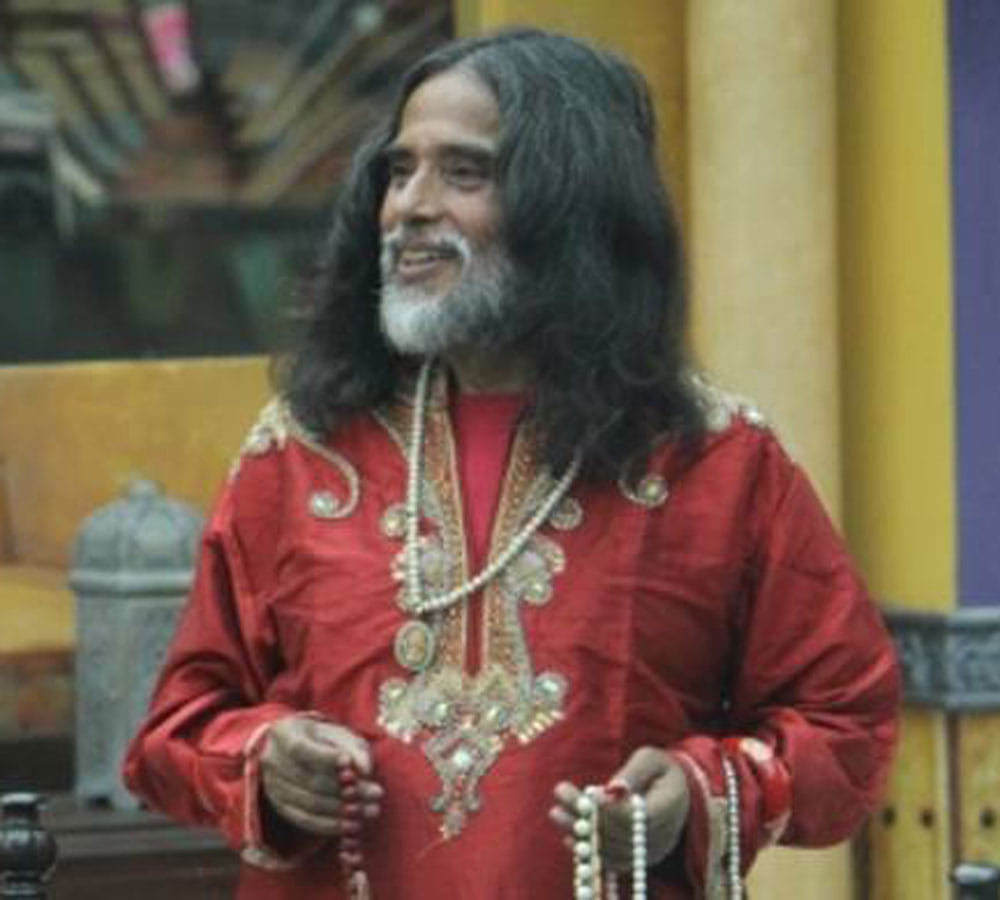 BIGG BOSS: Priyanka Jagga kisses Manu, Mona Lisa shocked