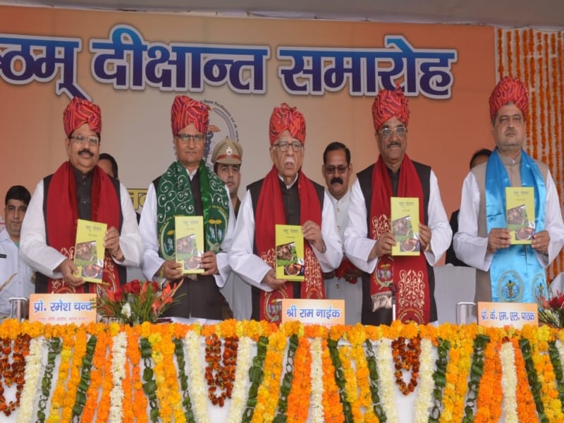 governer speaks in the convocation of vetrinery university
