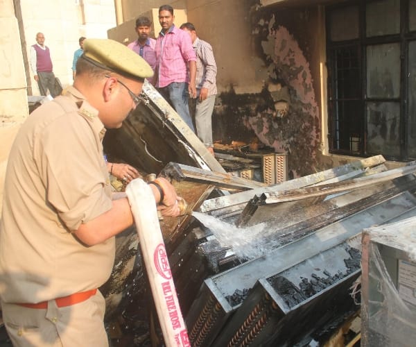 lucknow bapu bhawan caught fire