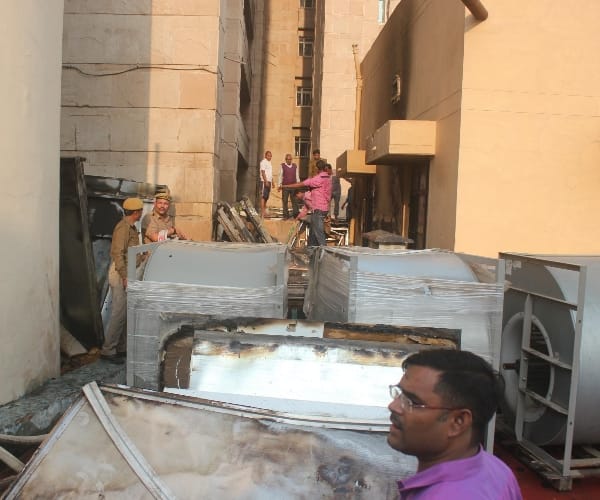 lucknow bapu bhawan caught fire
