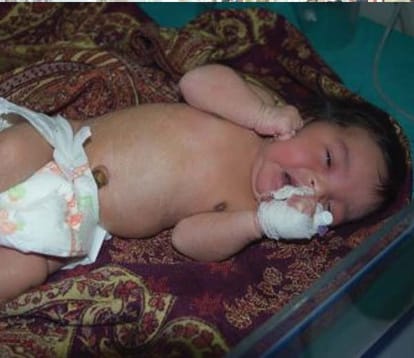 baby girl thrown on road in blanket, panipat people found it and handover it to police