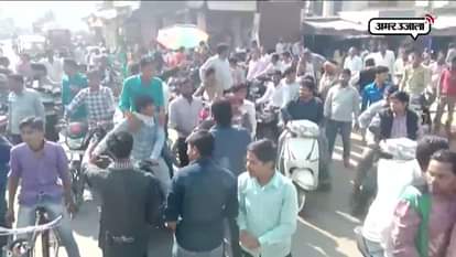 THE SALES TAX OFFICERS DRIVE AWAY BY THE TRADERS IN KANPUR