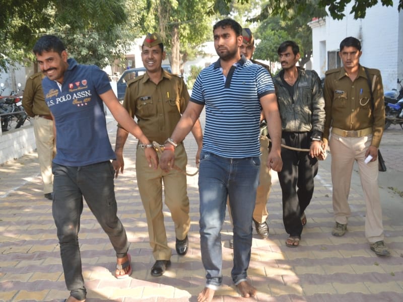 servents are accused of loot in mathura