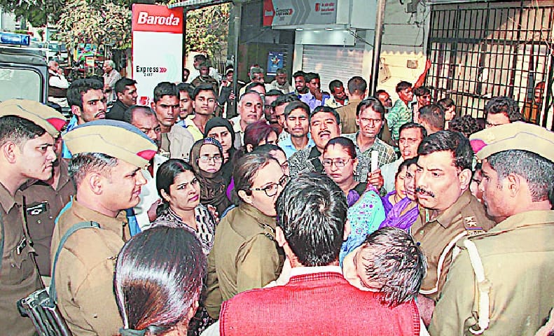 Bank workers clashed with police