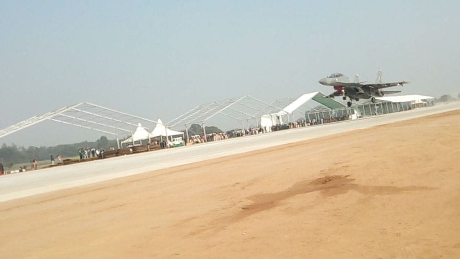 fighter aircraft landed on agra expressway  