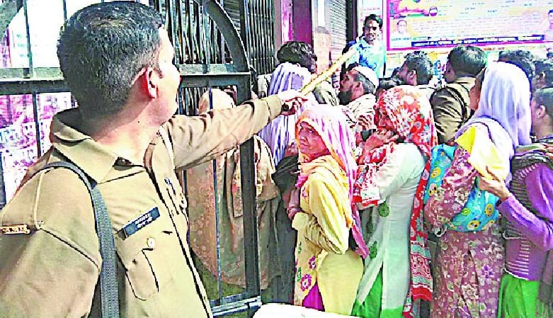 Continuing shortage of cash, bank commotion outside