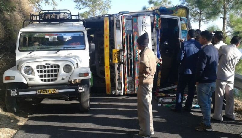 Vehicle overturns felt jam