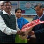 चीनी व्यापारी रामरतन को सम्मानित करते बैंक कर्मचारी