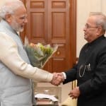 पूर्व राष्ट्रपति प्रणब मुखर्जी के साथ पीएम मोदी (फाइल फोटो)