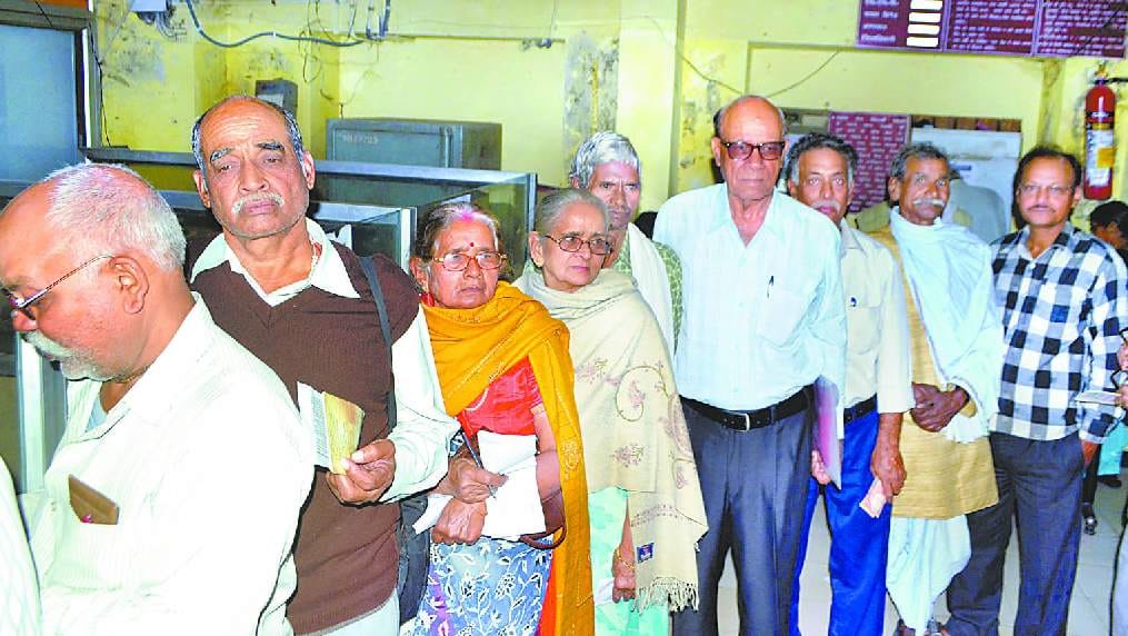 Got cash to the elderly, the less crowded