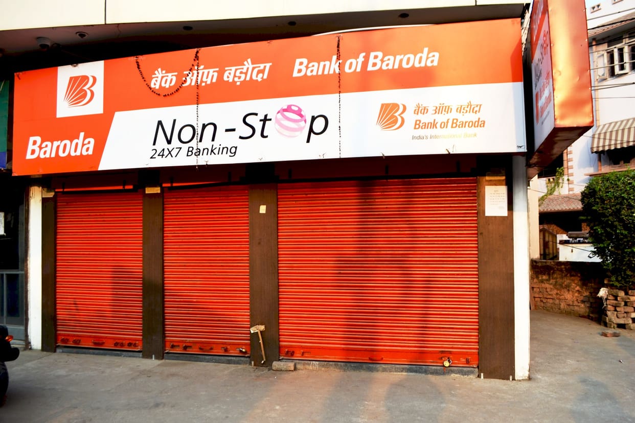 people close the shutter of ATM for 25 minutes