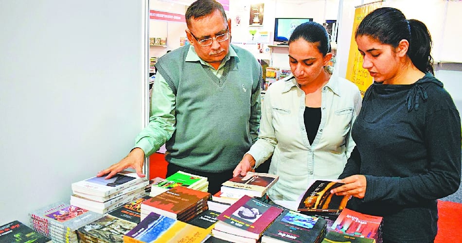 craze of astrologer shown in youth in punjab university book fair
