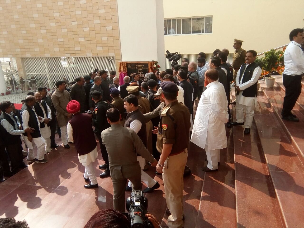cm akhilesh inaugurates dial 100