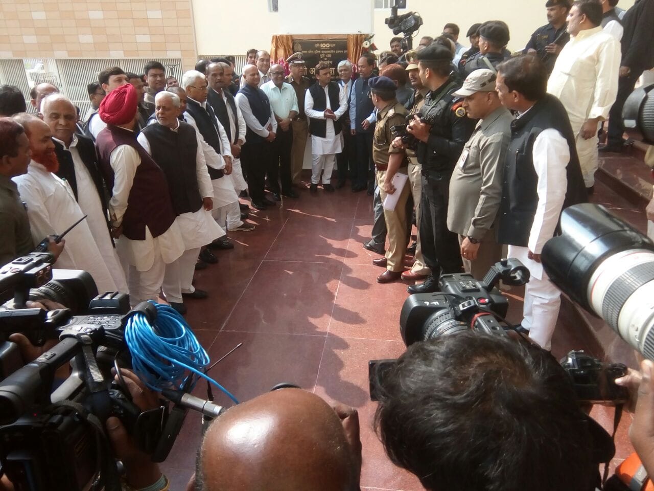 cm akhilesh inaugurates dial 100