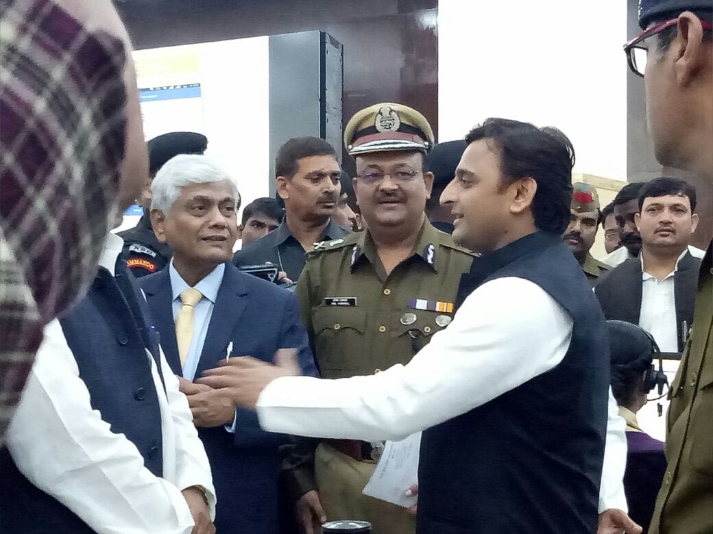 cm akhilesh inaugurates dial 100