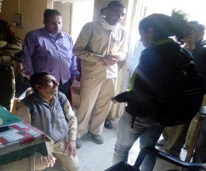 conductor refused to take 500 rupee note and seeks apolozy by holding feet of girl