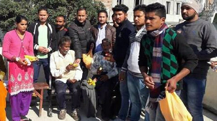 Congressmen distributed fruits to the patients